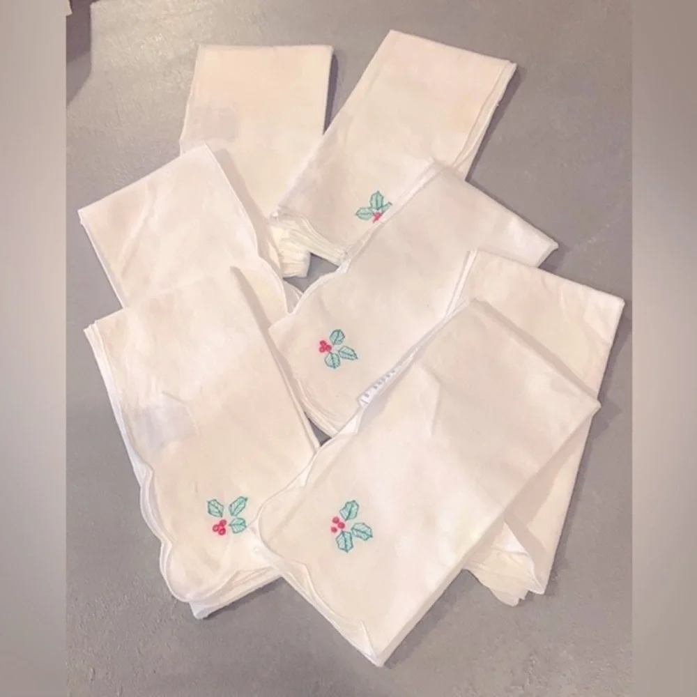 NWOT Needwork Holly Cloth Napkins 16x16 (7)‎ Cotton